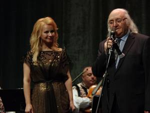 Maestrul George Sîrbu, împreună cu prezentatoarea spectacolului, Mihaela Bârsan