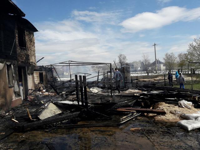 Trei gospodării au fost afectate de incendiu