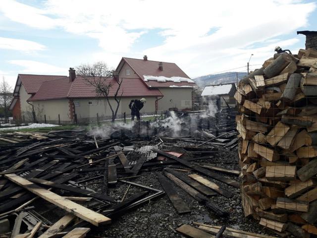 Trei gospodării în flăcări după un incendiu extrem de violent