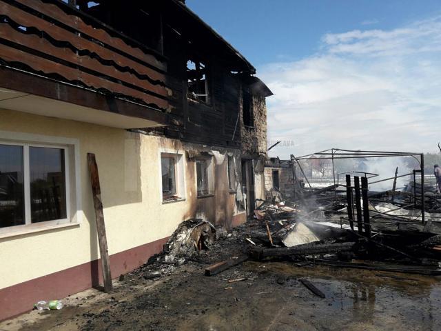 Trei gospodării în flăcări după un incendiu extrem de violent