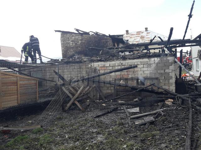 Trei gospodării în flăcări după un incendiu extrem de violent