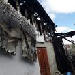 Trei gospodării în flăcări după un incendiu extrem de violent