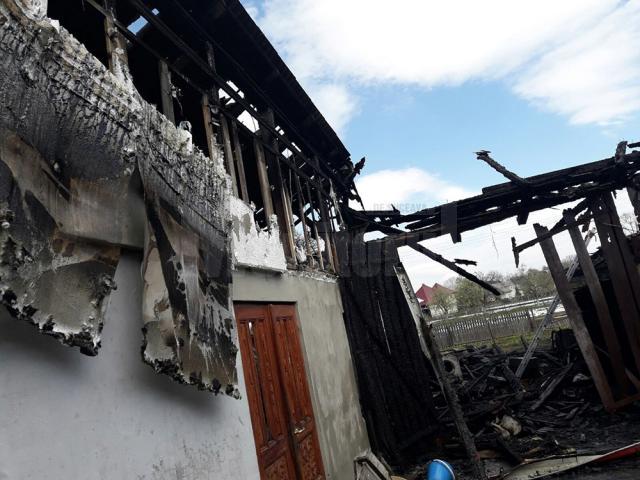 Trei gospodării în flăcări după un incendiu extrem de violent