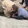 Miel blocat între pietre, salvat de şase copii
