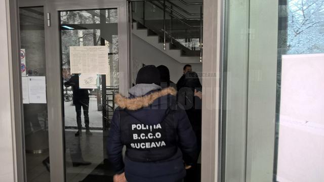 Ofiţerii de la BCCO Suceava au făcut ieri percheziţii atât la domiciliul medicului cât și la locul de muncă, la Centrul Medical Suceava