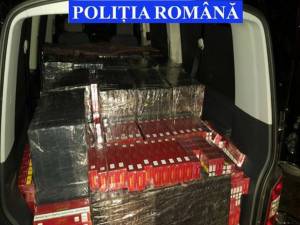 În interiorul maşinii, poliţiştii au descoperit o cantitate impresionanta de țigări de contrabandă