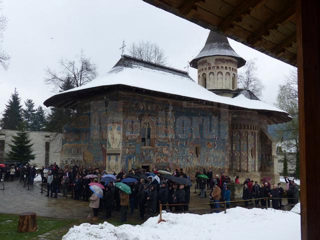 Zeci de credincioşi au luat parte, duminică, la hramul Mănăstirii Voroneţ, în ciuda ninsorii şi frigului