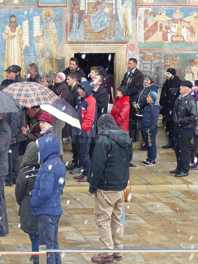 Zeci de credincioşi au luat parte, duminică, la hramul Mănăstirii Voroneţ, în ciuda ninsorii şi frigului