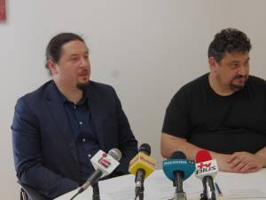 Managerul Muzeului de Artă „Ion Irimescu” Fălticeni, Teodor Brădăţanu, şi directorul Muzeului Bucovinei, Emil Ursu