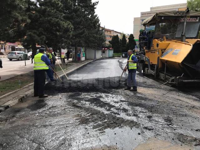 Parcarea publică din faţa hotelului Bucovina a fost asfaltată