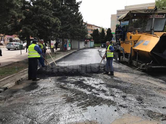Asfaltarea parcării publice din fața Hotelului Bucovina a fost finalizată ieri după-amiază