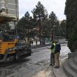 Parcarea publică din faţa hotelului Bucovina a fost asfaltată ieri, în cadrul programului de reparaţii stradale