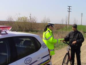 Poliţiştii au oferit copiilor, dar şi adulţilor identificaţi mergând pe biciclete 30 de veste reflectorizante