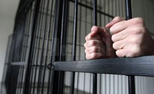 Tânărul de 21 de ani a primit mandat pentru 30 de zile și a fost încarcerat în arestul IPJ Suceava