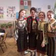 Cele trei eleve pregătite de directoarea şcolii şi coordonatorul cercului, prof. Dorina Paicu