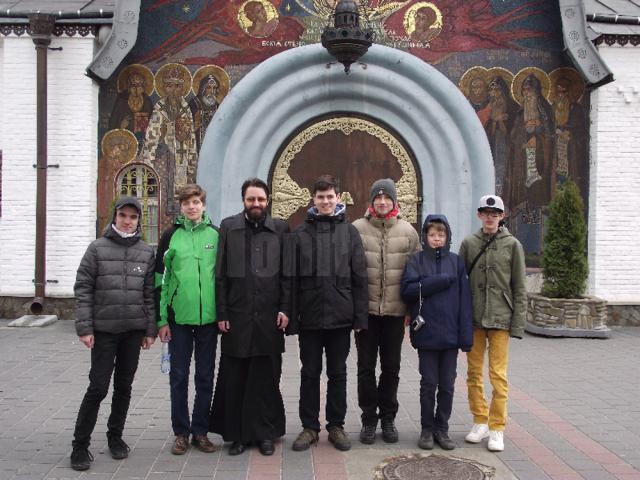 Șase elevi olimpici au primit în dar din partea Asociației Culturale „Sfântul Mitropolit Dosoftei” un pelerinaj în Ucraina