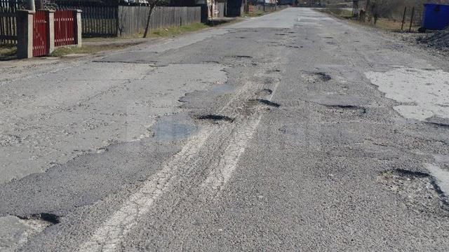 Locuitorii din zona Crucea-Rusca îi atrag atenţia ministrului Transporturilor asupra dezastrului de pe DN 17B