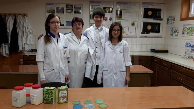 Elena Adriana Murariu, Debora Sara Schmidt și Ionathan Prodan, împreună cu prof. Valerica Ignătescu