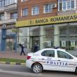 Ușa de la intrare în Banca Româneasca a fost vandalizată, iar poliţiştii au venit la fața locului