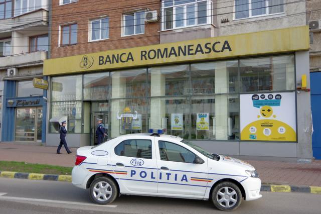 Ușa de la intrare în Banca Româneasca a fost vandalizată, iar poliţiştii au venit la fața locului