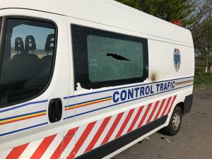 Coctailul Molotov a spart geamul lateral al autospecialei