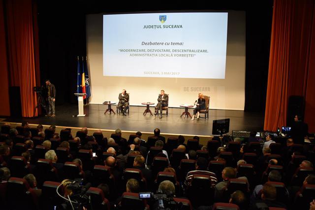 Circa 300 de reprezentanţi ai administraţiei locale au participat la dezbaterea cu preşedintele României