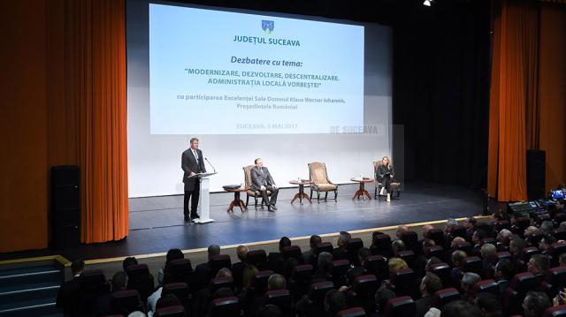 Klaus Iohannis le-a vorbit aleşilor locali suceveni despre importanţa descentralizării şi a preluat de la aceştia problemele pe care le au