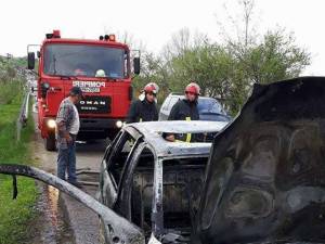 Maşină distrusă de un incendiu, la Cacica