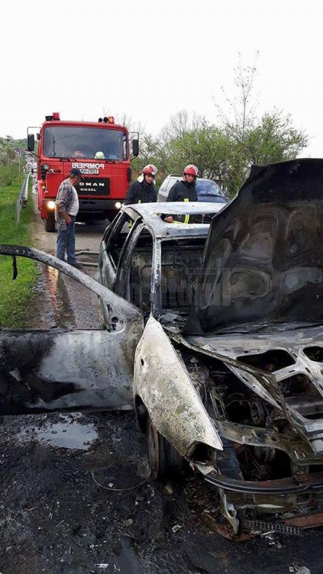 Maşină distrusă de un incendiu, la Cacica