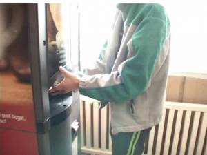 Prins în timp ce încerca să fure banii dintr-un automat de cafea FOTO hotnews.ro