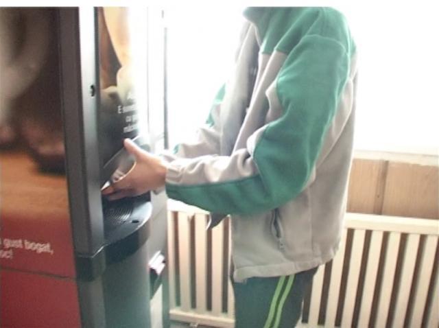 Prins în timp ce încerca să fure banii dintr-un automat de cafea FOTO hotnews.ro