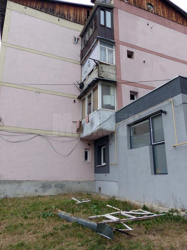 Tencuiala balconului de la o altă garsonieră de la etajul II a fost smulsă de suflul exploziei, pagubele cauzate de deflagraţie fiind de aproape 110.000 de lei