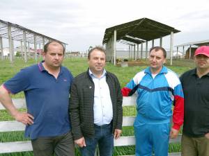 Trei dintre frații Costan și primarul comunei Liteni, Tomiţă Onisii, la ferma de unde provine "Iaurtul de altădată"
