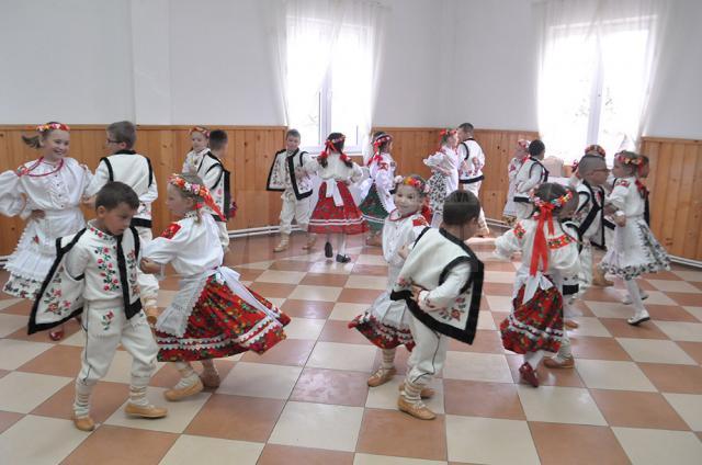 Dansuri prezentate de copiii etnicilor polonezi