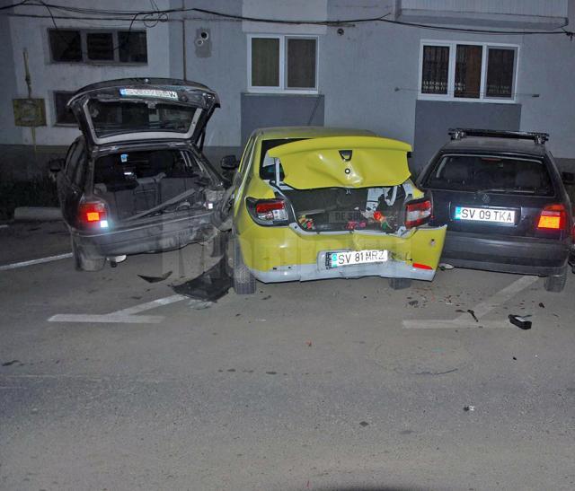 Trei din cele patru autoturisme avariate care au fost lăsate peste noapte în parcarea amenajată pe strada Lalelelor din cartierul George Enescu