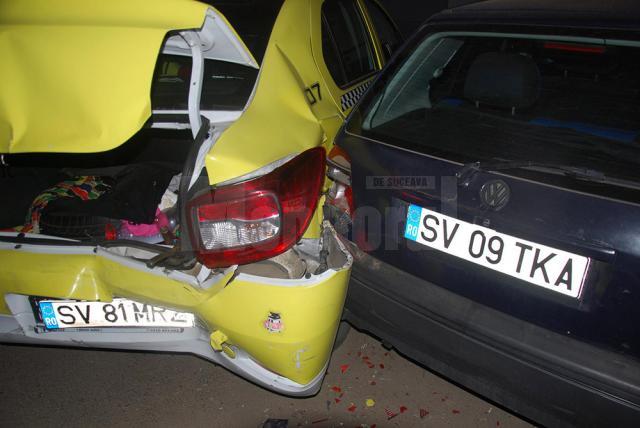 Cea mai avariată dintre maşini a fost Dacia Logan taximetru, care a fost prinsă la mijloc între Opel și VW