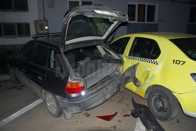 Patru maşini lovite în parcare în timpul nopţii de un Logan dispărut de la locul accidentului