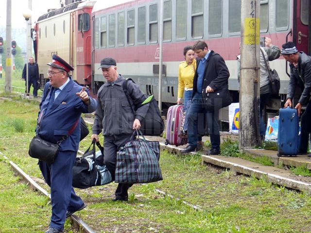 La oprirea garniturilor de tren în staţiile Frasin și Molid, călătorii sunt însoţiţi de personalul CFR spre autobuzele care îi aşteaptă pentru transbordare