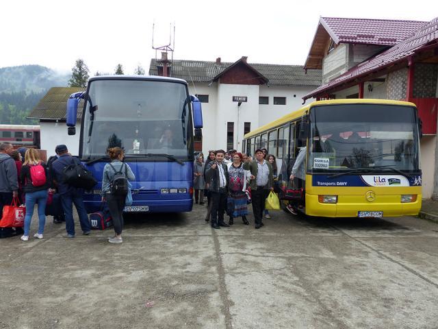 Trei autobuze cu 164 de locuri îi transportă pe călători spre staţia de transbordare, unde sunt aşteptaţi de o altă garnitură de tren, cu care își vor continua călătoria