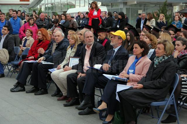 Studenţii şi universitarii au ieşit din campus şi i-au sărbătorit pe absolvenţii promoţiei 2017 în centrul Sucevei