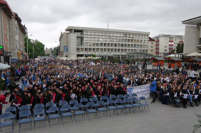 Studenţii şi universitarii au ieşit din campus şi i-au sărbătorit pe absolvenţii promoţiei 2017 în centrul Sucevei