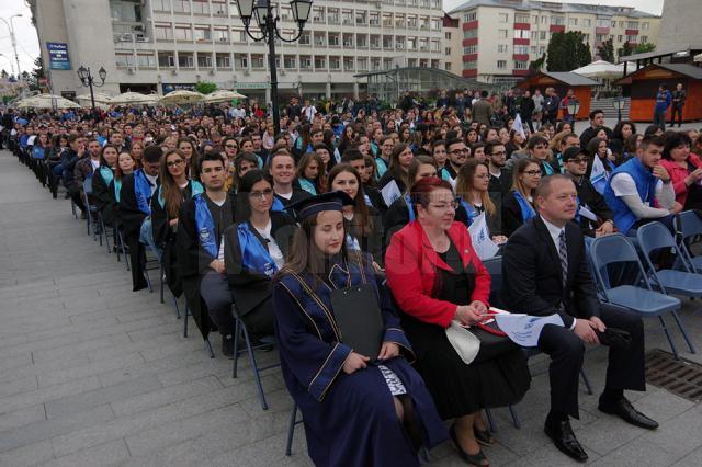 Studenţii şi universitarii au ieşit din campus şi i-au sărbătorit pe absolvenţii promoţiei 2017 în centrul Sucevei