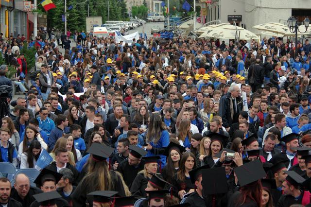 Studenţii şi universitarii au ieşit din campus şi i-au sărbătorit pe absolvenţii promoţiei 2017 în centrul Sucevei
