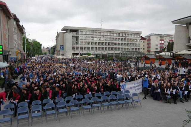 Studenţii şi universitarii au ieşit din campus şi i-au sărbătorit pe absolvenţii promoţiei 2017 în centrul Sucevei