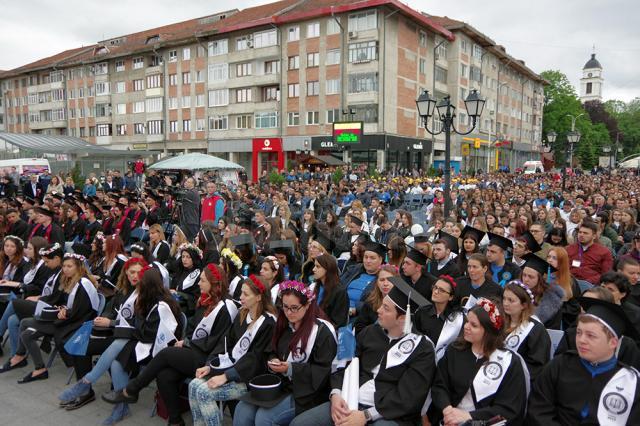 Studenţii şi universitarii au ieşit din campus şi i-au sărbătorit pe absolvenţii promoţiei 2017 în centrul Sucevei