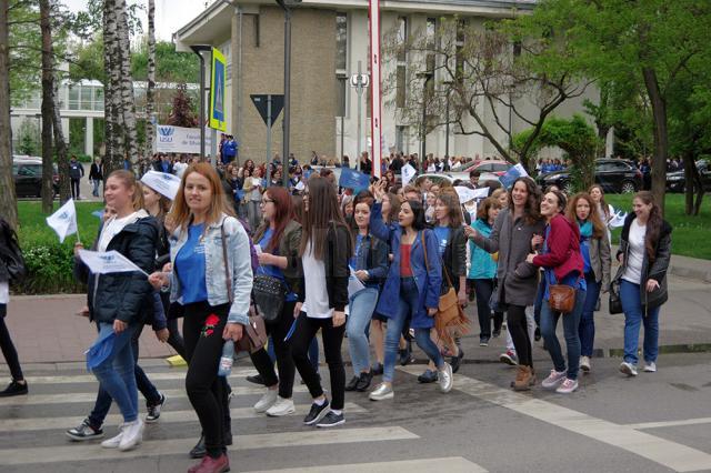 Exuberanţă, zgomot, veselie şi culoare la primul marş al studenţilor suceveni