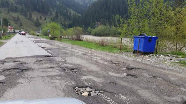 DN 17B, de la Vatra Dornei spre Neamţ, drumul pe care zeci de şoferi exasperaţi de gropi au organizat un protest săptămâna trecută