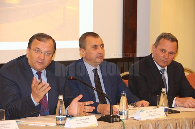 Gheorghe Flutur (stânga) susţine că rolul aeroporturilor din țară va fi extrem de important în următoarea perioadă