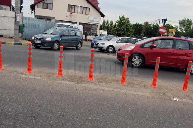 Stâlpişori metalici montaţi în sensul giratoriu de la Bazar