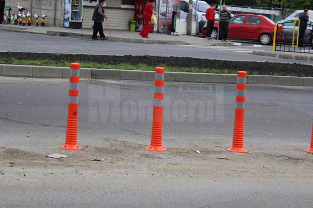 Stâlpişori metalici montaţi în sensul giratoriu de la Bazar